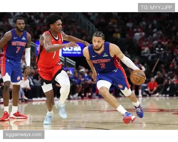 凯德·坎宁安无球跑位拉开空间，对比库里更偏组织