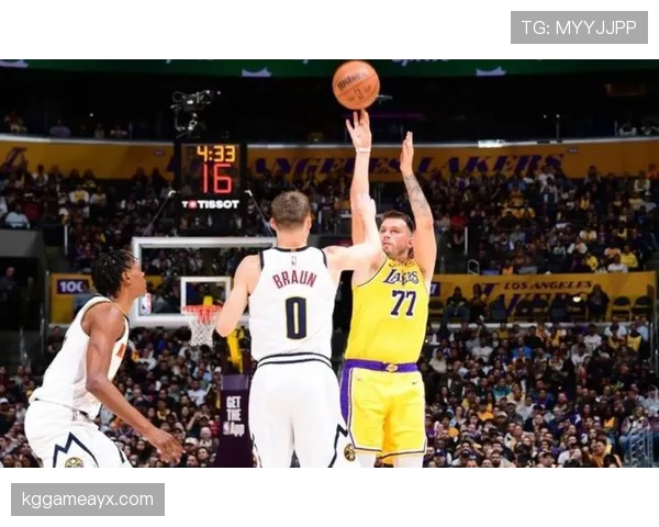 戴维斯内线统治力拉开湖人进攻空间